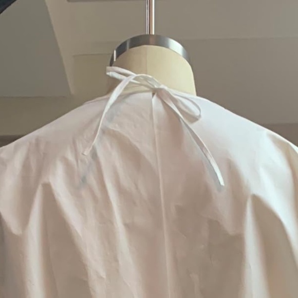 10 Piece Disposable Isolation Gown - Size: Large - Non Surgical - Picture 10 of 11